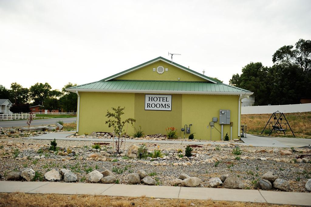 Camelot Inn At Honeyville Exterior foto